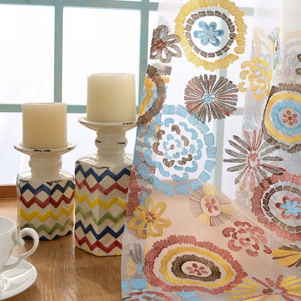 Tunn gardin med bohemiskt broderi