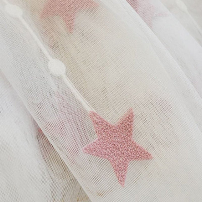 Tunn gardin med broderade rosa stjärnor