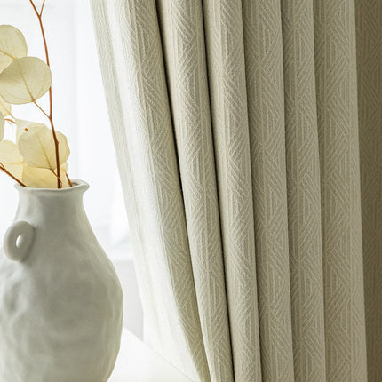 Beige mörkläggningsgardin med fiskbensmönster