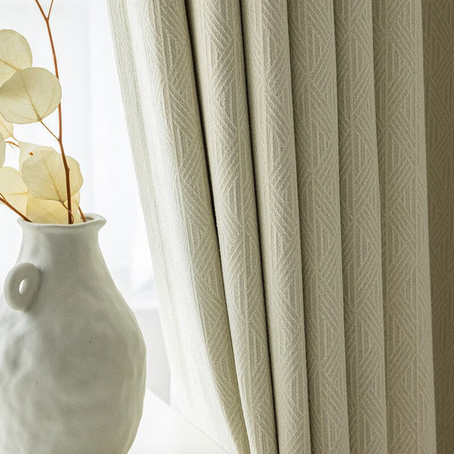 Beige mörkläggningsgardin med fiskbensmönster