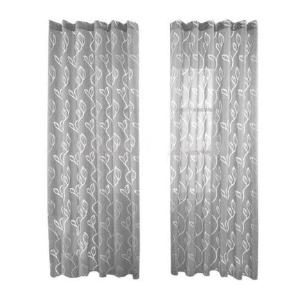 Vit tunn gardin med diskret lövmönster