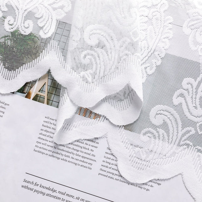 Tunn gardin med elegant damastmönster