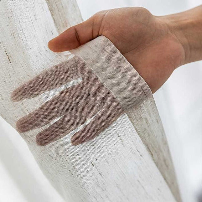 Tunn gardin med naturlig linnekänsla
