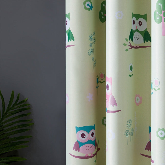 Krämfärgad mörkläggningsgardin med ugglor