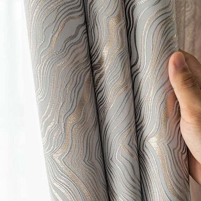 Silverfärgad mörkläggningsgardin med vågigt mönster