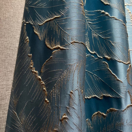 Jacquardgardin med mörkläggande fjädermotiv