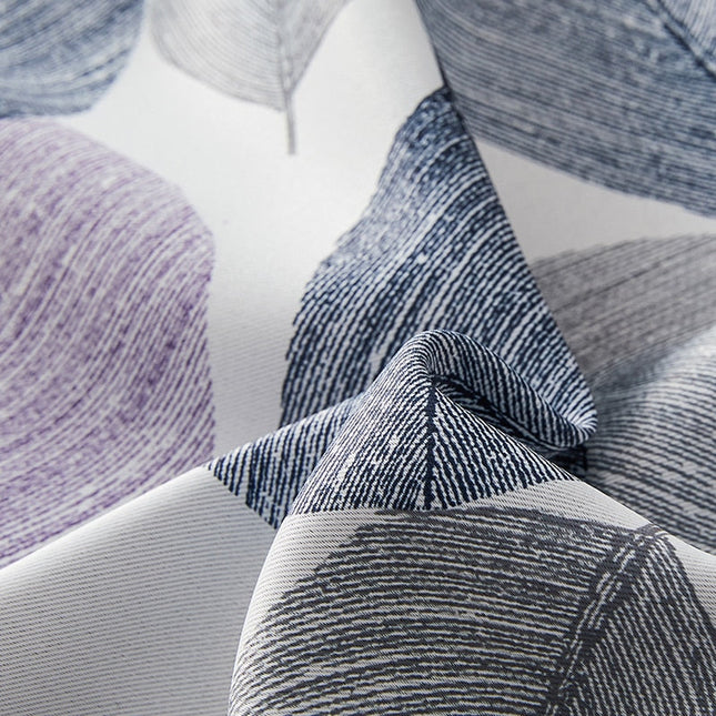 Mörkläggningsgardin med lila och gråa löv