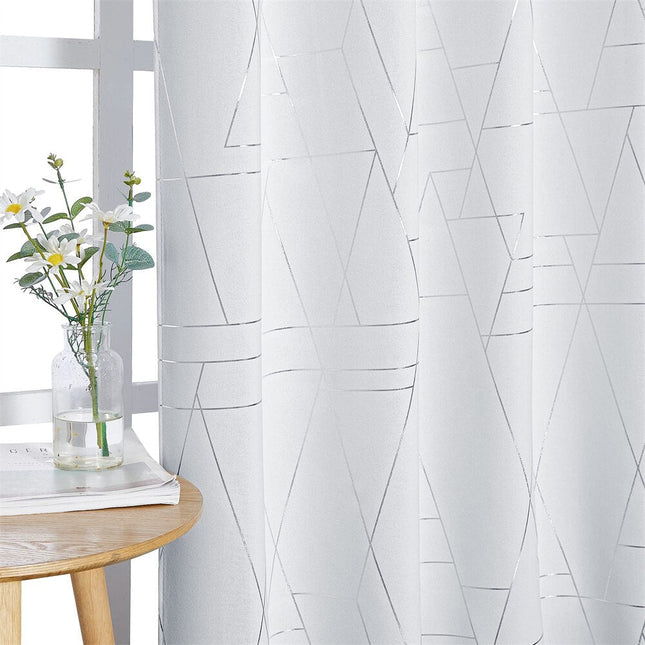 Vit mörkläggningsgardin med geometriskt silvermönster