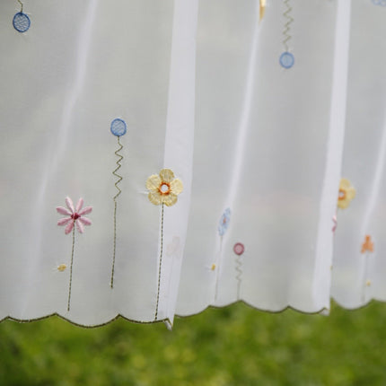 Tunn cafégardin med broderade små blommor