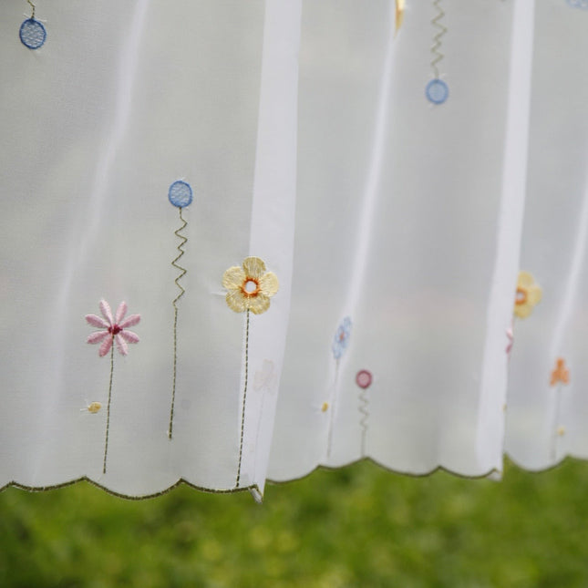 Tunn cafégardin med broderade små blommor