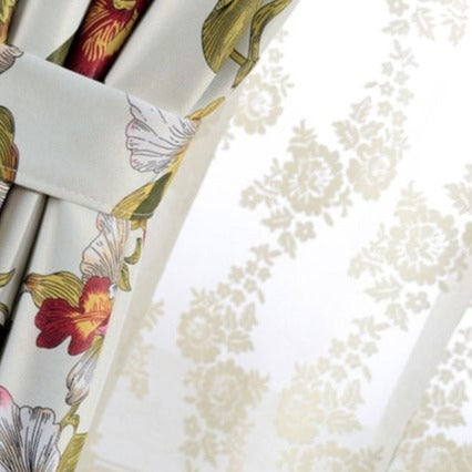 Klassisk tunn gardin med damastmönster