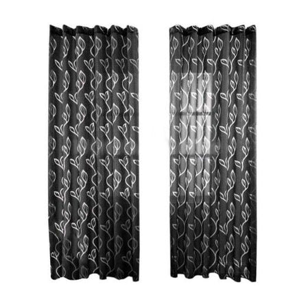 Vit tunn gardin med diskret lövmönster