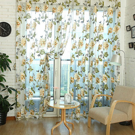 Tunn gardin med stort blommönster