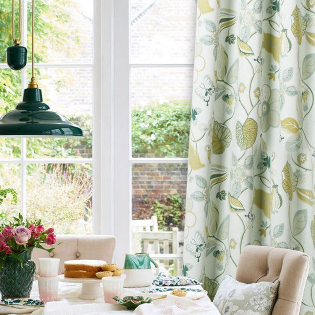 Mörkblå gardin med färggrant blommönster