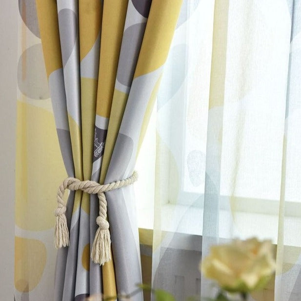 Tunn gardin med geometriskt mönster