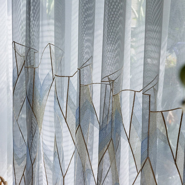 Tunn gardin med broderat mönster