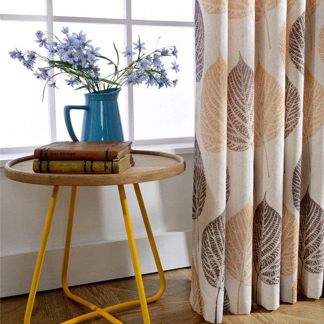 Gardin med stort lövmönster i jordnära färger