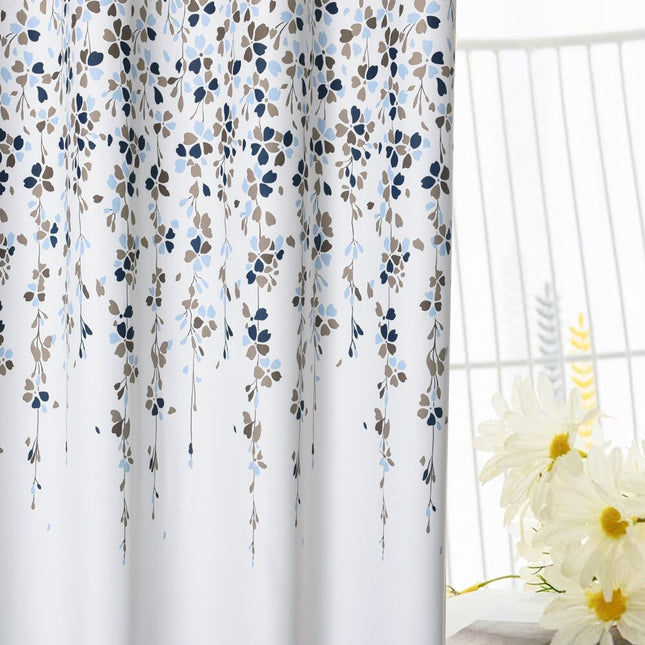Gardin med mönster av fallande blommor