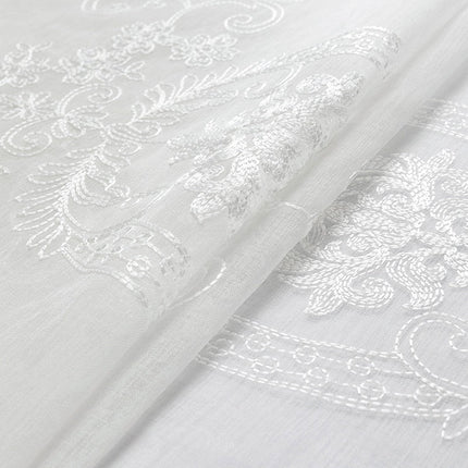 Vit spetsgardin med klassiskt mönster