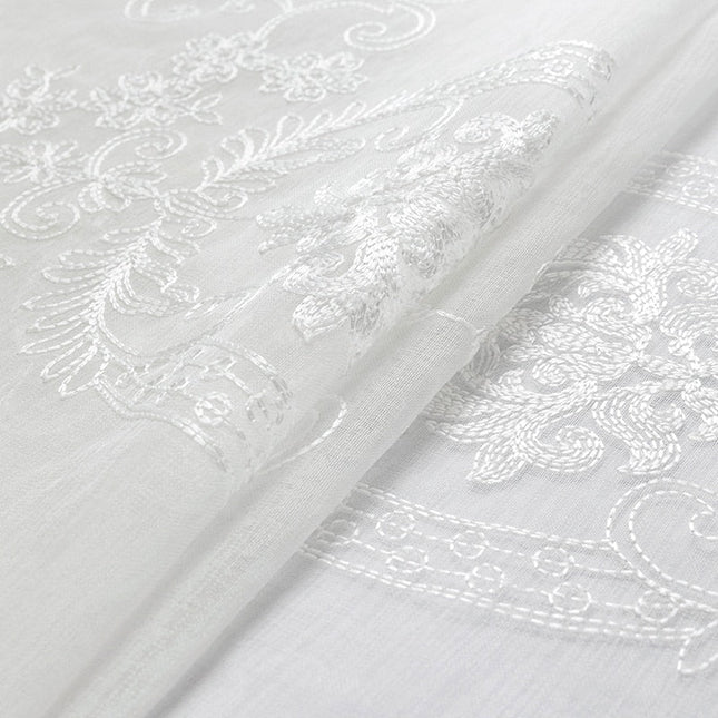 Vit spetsgardin med klassiskt mönster