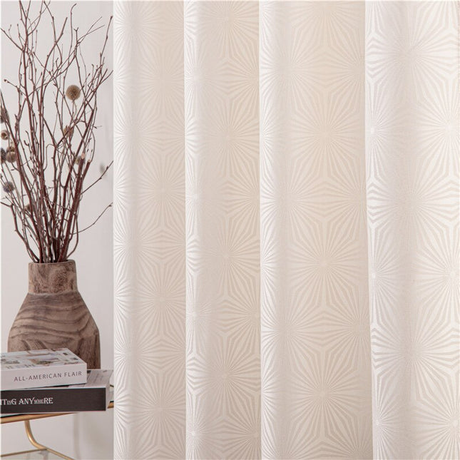 Beige gardin med geometriskt mönster