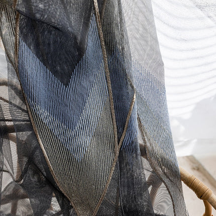 Tunn gardin med broderat mönster