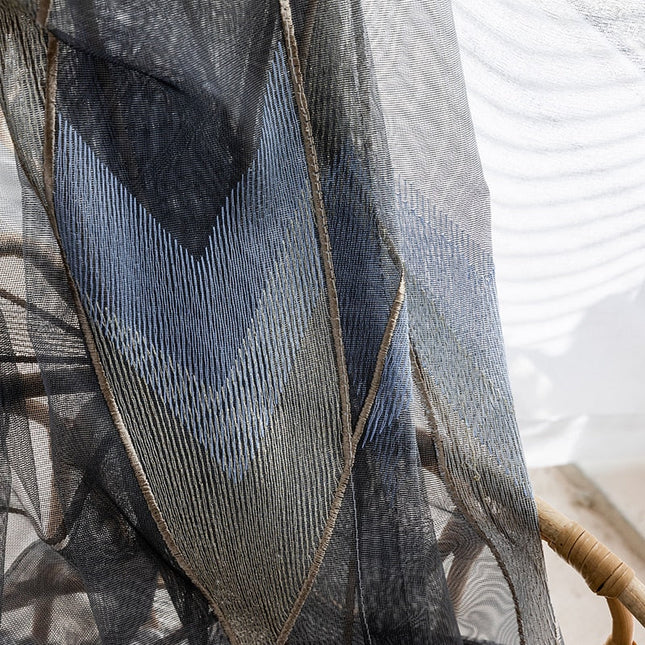 Tunn gardin med broderat mönster