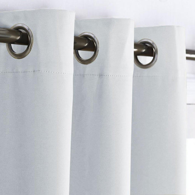 Enfärgad mörkläggningsgardin med moderna öljetter