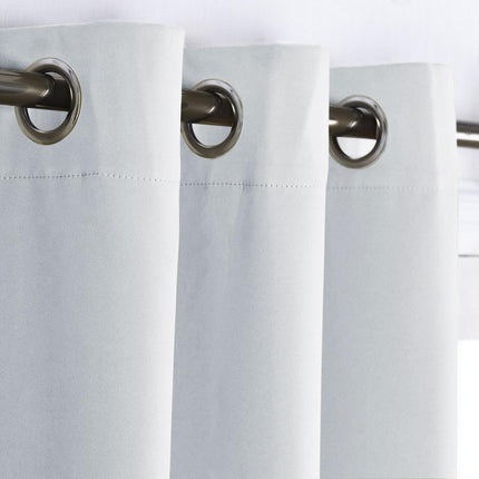 Enfärgad mörkläggningsgardin med moderna öljetter