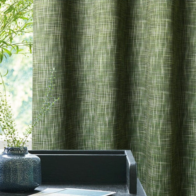 Grön mörkläggningsgardin med vävd struktur