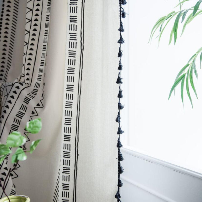 Bohemisk gardin med svarta tofsar