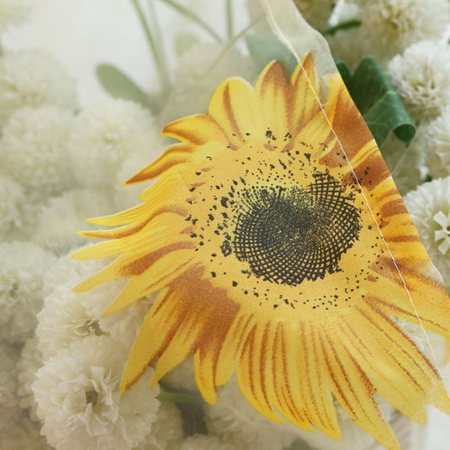 Tunn gardin med mönster av solrosor