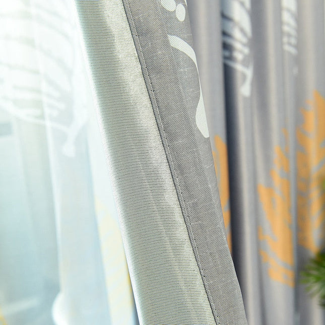 Modern gardin med stort gyllene löv