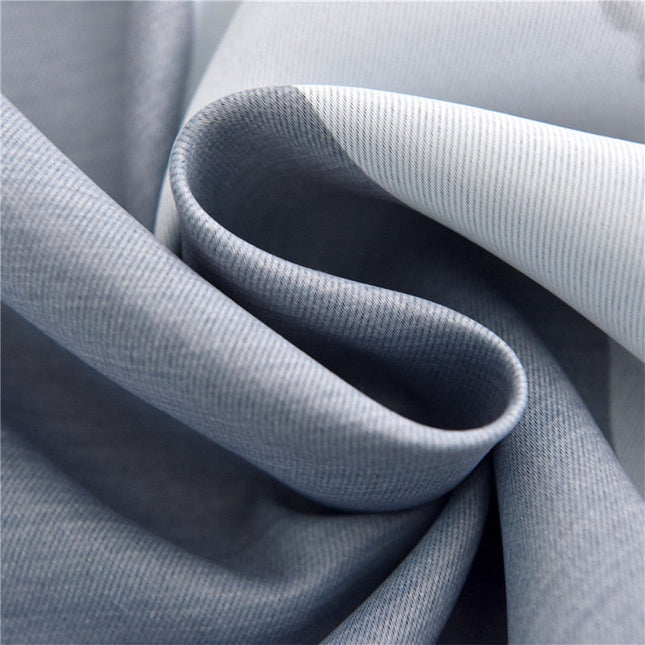 Grå gardin med tryckt landskapsmotiv