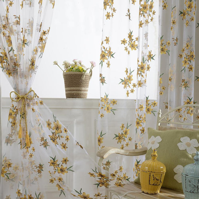 Tunn gardin med vackra broderade blommor