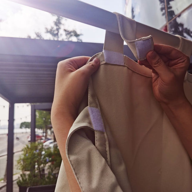 Ljus utomhusgardin med hällor för pergola