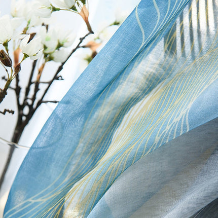 Tunn gardin med guldfärgade linjer