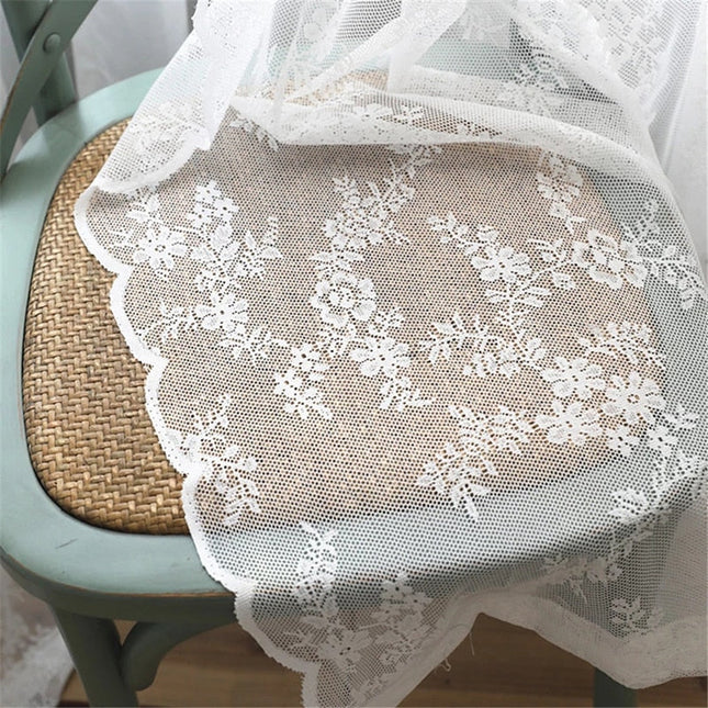 Skir gardin med broderat blommotiv