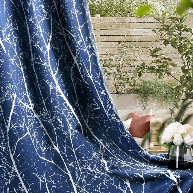 Mönstrad utomhusgardin med grenmotiv