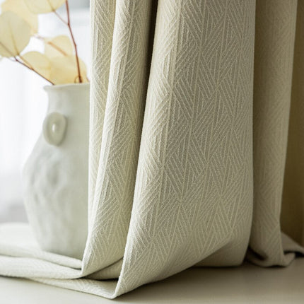 Beige mörkläggningsgardin med fiskbensmönster