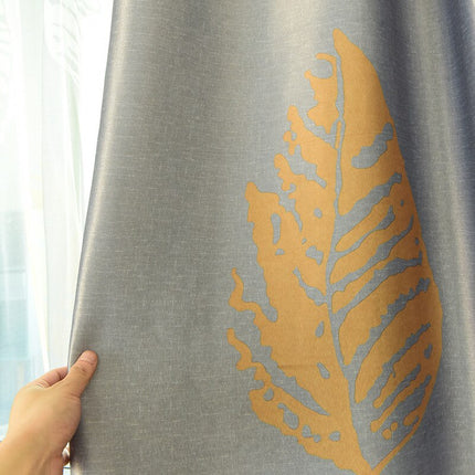 Modern gardin med stort gyllene löv