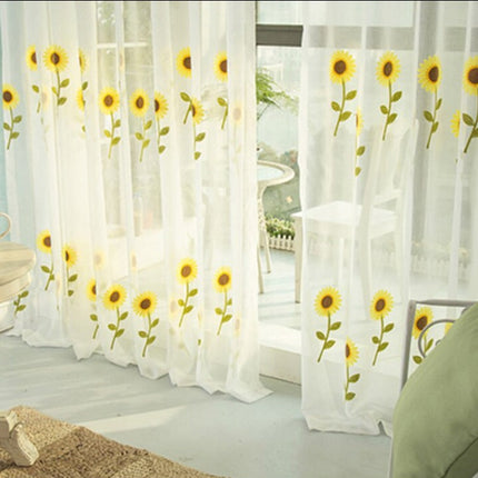 Tunn gardin med broderade solrosor