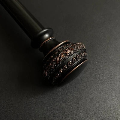 Beige tunn gardin med broderat naturmotiv