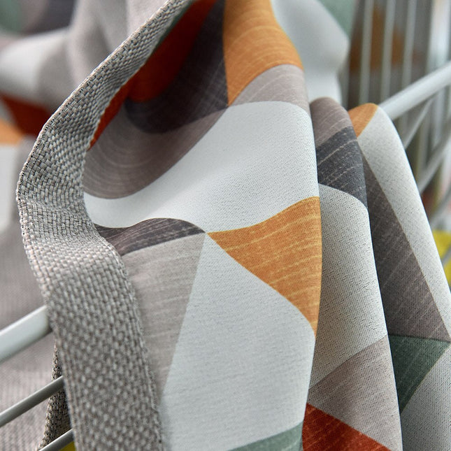 Mörkläggningsgardin med färgglatt geometriskt mönster