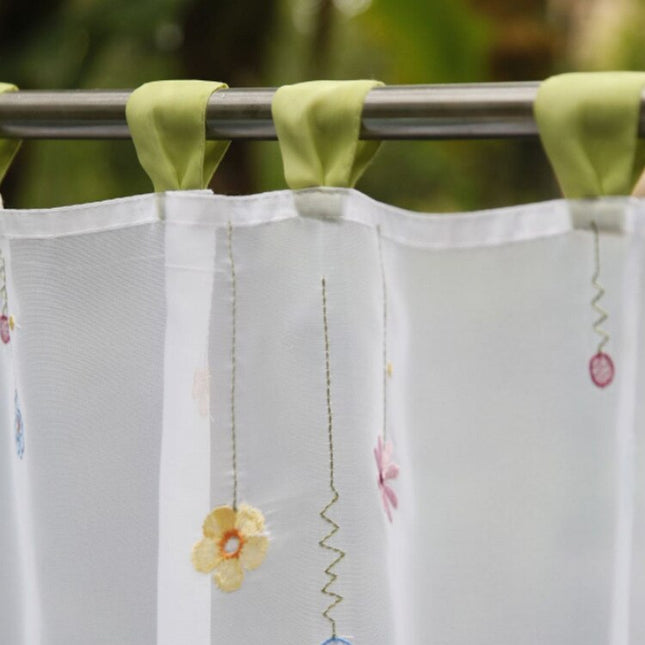 Tunn cafégardin med broderade små blommor