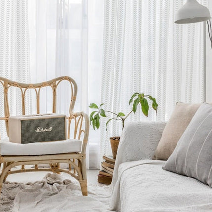 Ljusfiltrerande gardin med fiskbensmönster