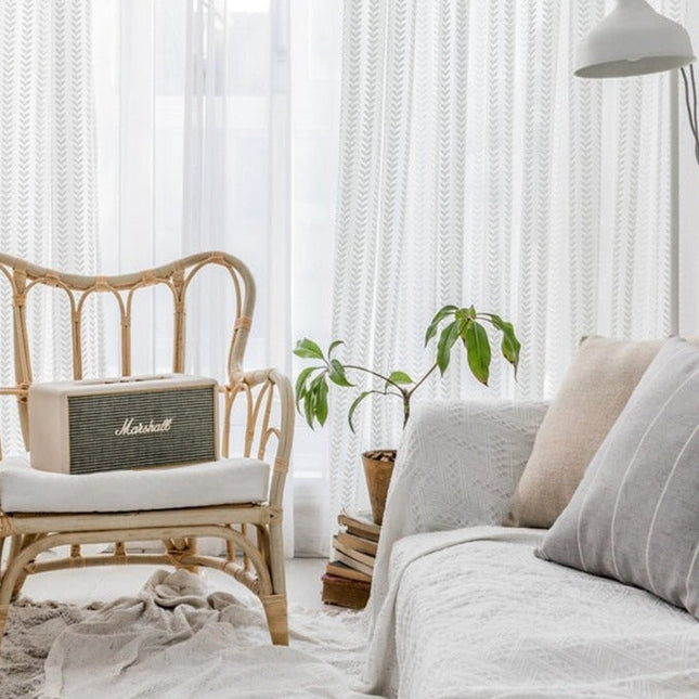 Ljusfiltrerande gardin med fiskbensmönster