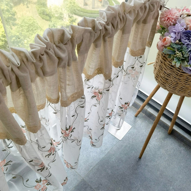 Cafégardin i lantlig stil med blommor