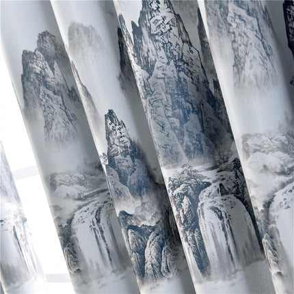 Grå gardin med tryckt landskapsmotiv