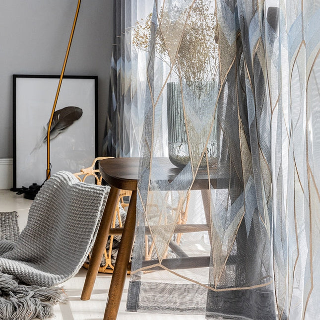 Tunn gardin med broderat mönster